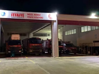 Motor kapağında beklenmedik yolcu: yılan itfaiye tarafından kurtarıldı