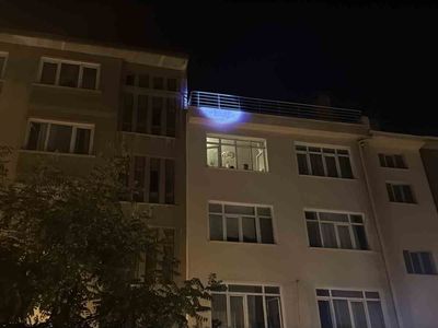 Çatıdan çatıya dolaşan kişi bir saatlik ikna çalışmasıyla indirildi