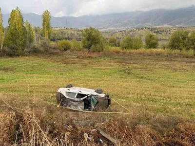 Savaklı mevkiinde otomobil şarampole devrildi: 2 kişi yaralandı