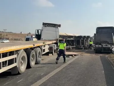 Tarsus'ta tır bariyeri aşıp karşı şeride geçti: bir kişi yaşamını yitirdi