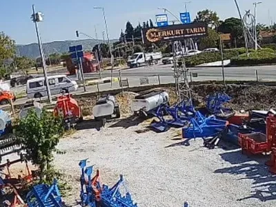 Bayındır'da kamyonetin çarptığı kadın son anda tekerleklerin altından kurtarıldı