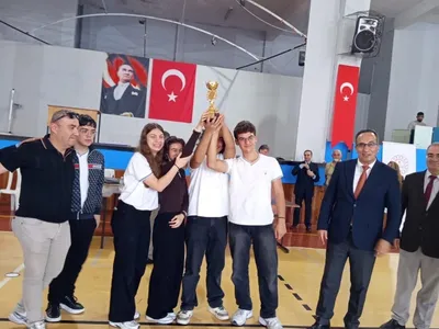 Efeler’de çevre bilinci için yarışan okullara kupaları verildi