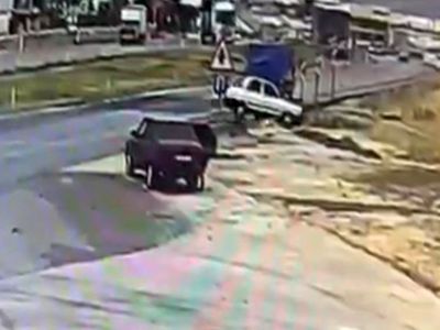 Gaziantep'te yağışta takla atıp menfeze uçan araç: 2 kişi yaralandı