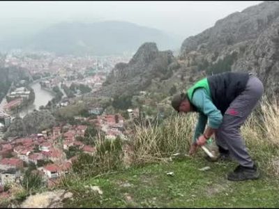 Amasya'da kardeşler dağ temizleyip Türk bayrağı açtı