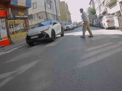 Eskişehir'de motosiklet kamerası kaydetti: araç yaya geçidinde durmadı