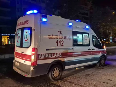 Refüj sulaması yola su taşıdı, kurye motosikletiyle devrildi