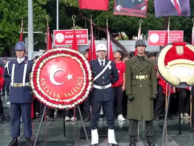 Antalya'da 103. cumhuriyet coşkusu çelenk töreniyle açıldı