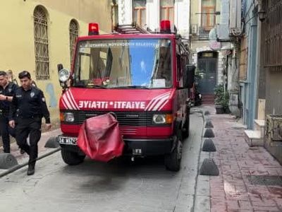 Beyoğlu'nda ikinci kattaki alevler itfaiye tarafından kısa sürede kontrol altına alındı