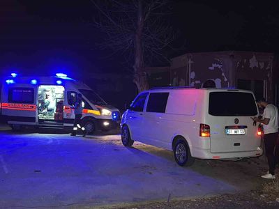 Işıkları yanan minibüsün tavan çıtasına bağlı iple cansız beden bulundu