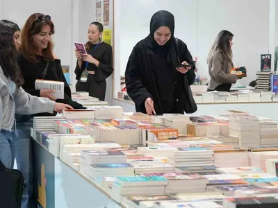 Öğrenciler stantlarda bilgi peşinde: İnönü coğrafya öğrencileri Malatya kitap fuarında