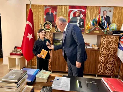 Başkandan kitap hediyesi: Hisarcık'ta okuma tutkusu ödüllendirildi