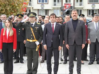 Kula'da 103. yıl coşkusu çelenklerle başladı