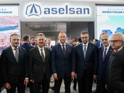 Polonya cumhurbaşkanı Karol Nawrocki ASELSAN standında yeni teknolojileri inceledi