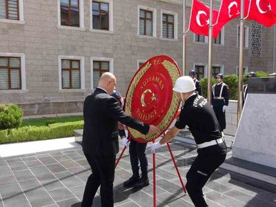 Adıyaman'da 30 Ağustos coşkusu: anıt önünde çelenk töreni