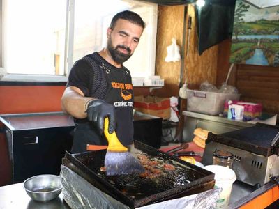 Tost makinesinin yanında 65 dereceye dayanmak: ekmek için serinlikten vazgeçen esnaf