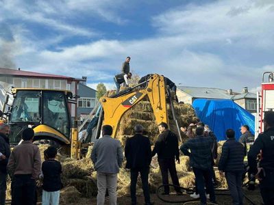 Karayazı'da ev önünde çıkan ot yangını mahalle sakinlerinin müdahalesiyle kontrol altına alındı