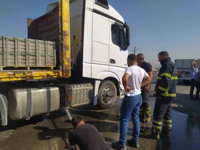 Adıyaman'da yakıt deposu yakınında çıkan yangın parke yüklü tırı hasarlandırdı