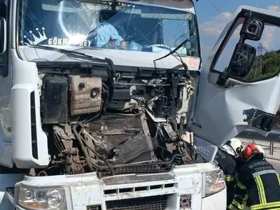 Tekke Rampası'nda iki tır çarpıştı: sürücü yaralı, itfaiye kurtardı