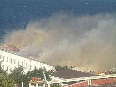 Heybeliada'da tadilat çalışmasında çıkan yangın Deniz Harp Okulu çatısını etkiledi
