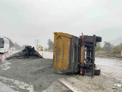 Yağışta kayan hafriyat kamyonu Hanönü'de devrildi: sürücü yaralandı