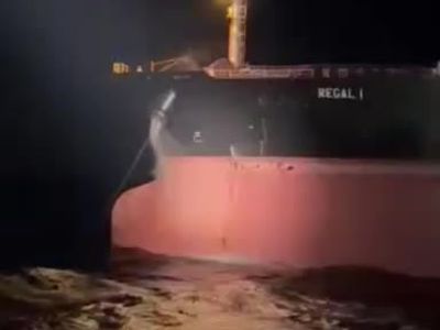 Çanakkale boğazı'nda arızalanan tanker römorkörlerle güvenli alana çekildi