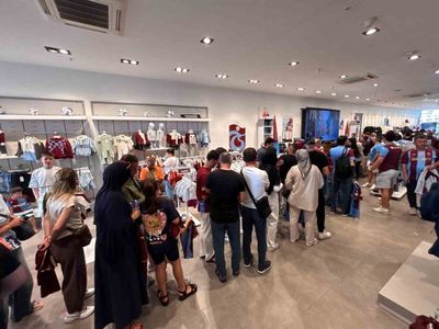 Trabzon'da Salah coşkusu: 10 numaralı formalar yoğun talep görüyor