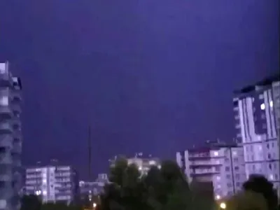 Diyarbakır'da geceyi aydınlatan fırtına: iki apartmana yıldırım isabet etti