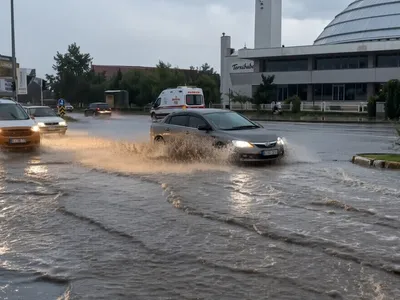 Erzincan’da akşam sağanağı bazı evlerin kapılarını zorladı