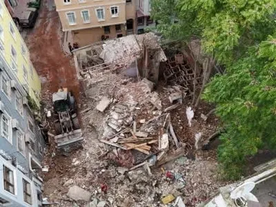 Beyoğlu'nda dron görüntüleriyle kayıt altına alınan metruk bina çöküşü