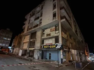 Nizip'te 6 Şubat'ın etkilediği 50 yıllık iş hanı ve lojmanın yıkımına başlandı