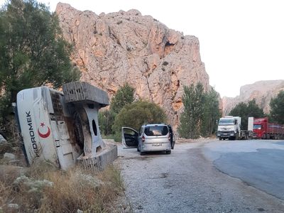 Darende'de iş makinesi çalışma sırasında yan yattı