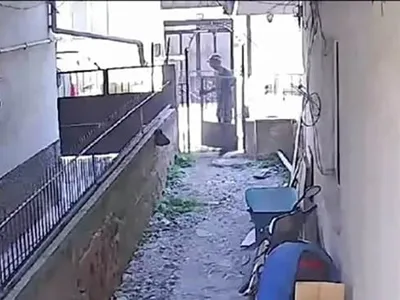 iznik'te hurdacının güpegündüz söktüğü kapı geri takılınca şikayet geri çekildi