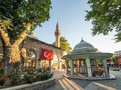 İnegöl'de mevlid kandilinde halkla helva paylaşımı