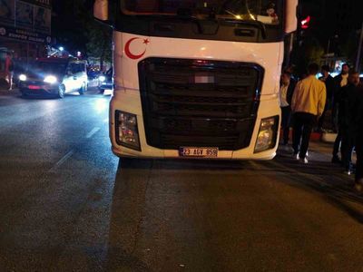 Kovancılar'da yeşil ışıkta ilerleyen kamyonun yaya çarpma anı kameraya takıldı