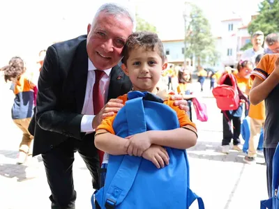 Başkan Kepenek eğitime destek verdi: Honaz'da öğrencilere çanta hediye edildi
