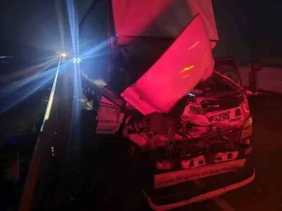 Bozüyük'te gece yarısı arkadan çarpma: kamyon sürücüsü hastaneye kaldırıldı