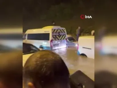 Ümraniye'de Nevzat Demir Tesisleri yolu su birikintileri nedeniyle sürücülere zor anlar yaşattı