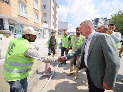 Büyükakın Çayırova'da Uğur Mumcu Caddesi'ni geleceğe hazırladı, esnafla bir araya geldi