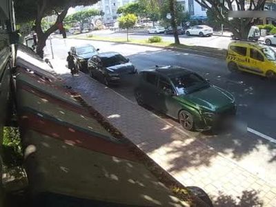 Sinyal kesiciyle kilitlenmeyi engelleyip araçtan hırsızlık yapan 3 kişi tutuklandı