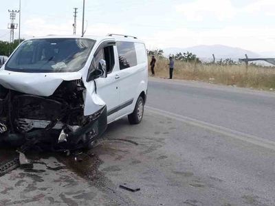 Malatya'da trafik kazasının çarpışma anı kameralara yansıdı