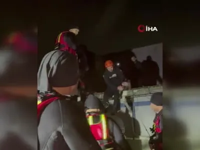 Jandarma sualtı ekibi Kemerburgaz'da çatıda mahsur kalan vatandaşı kurtardı