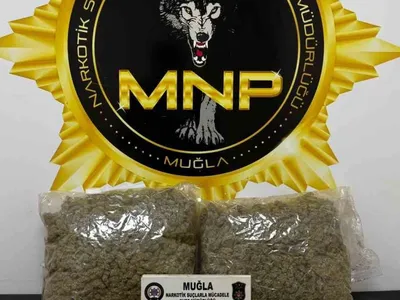 Kovalamaca sonunda ele geçirilen 1 kilo 953 gram esrarla iki şüpheli tutuklandı
