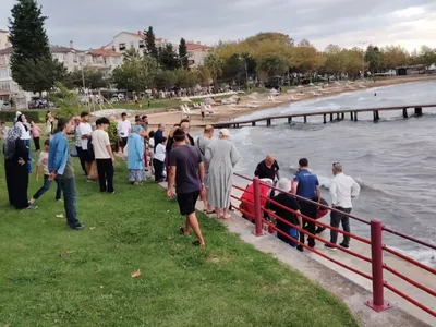 Karamürsel'de öfkeyle denize atlayan kadın cankurtaranlar ve vatandaşlar tarafından kurtarıldı