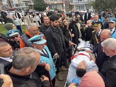 Tören sırasında bayılan öğrenci merdivenlerden düştü, protokol ilgilendi