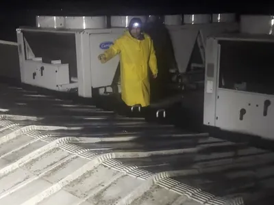 İstanbul Kemerburgaz'da çatılardan ulaşılarak botla tahliye edilen vatandaşlar kurtarıldı