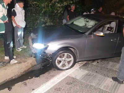 Orta refüje çıkan otomobil ağaca çarparak hurdaya döndü