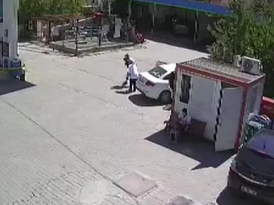 Akaryakıt istasyonunda yaşanan panikte polis müdahalesi hayat kurtardı