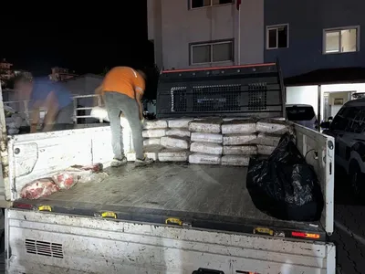 Soğuk zinciri bozulmuş etleri çöpten alıp satmaya çalışırken yakalandılar