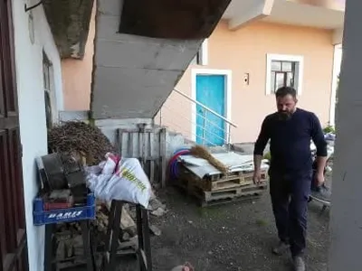 Odunluktan atölyeye: hurda metalleri koleksiyonluk bıçaklara dönüştüren teknisyen