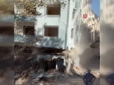 Yıkım sırasında toz bulutuyla çöken altı katlı binanın kameralara yansıyan anları